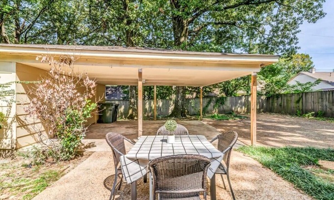 Hickory Hill House | Conveniently Located Fox Trails: Explore Dining and Parks