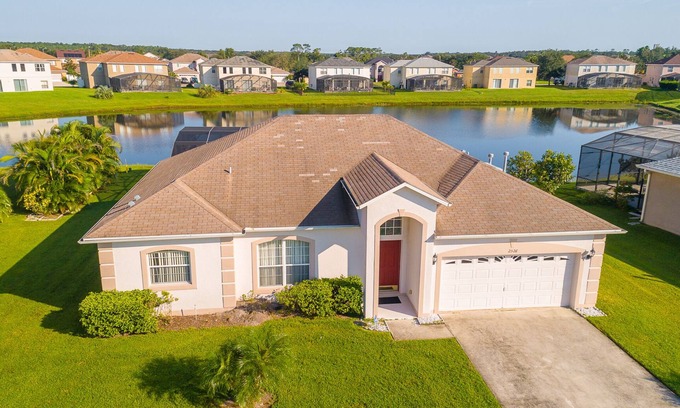 Crescent Lakes House | Experience the Magic: Lakeside Villa with Spa & Pool