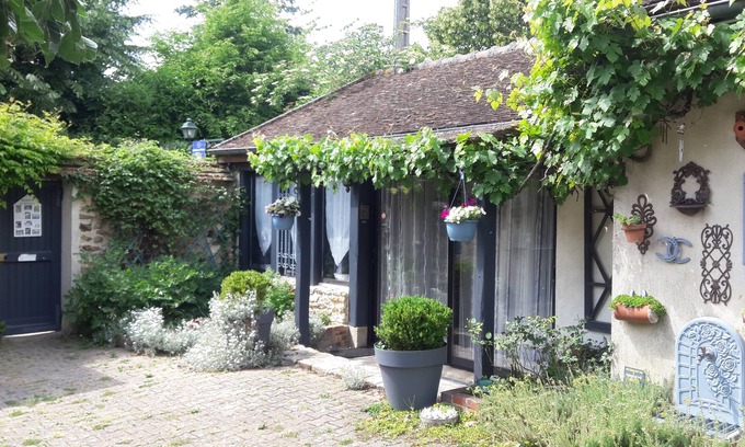 Crecy-en-Brie Cottage | Ideal Stay Near Disneyland with Private Entrances & Terraces