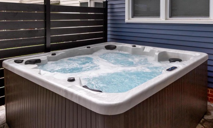 Waveland Park House | Premier Hotel Near Drake/Downtown with Hot Tub & Spa