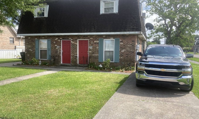 Chalmette House | Cozy 2 Bedroom Townhouse Near French Quarter with Kitchen