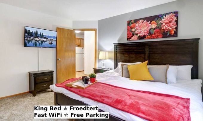Wauwatosa Apartment | Convenient Stay Near Froedtert with King Bed & Fast WiFi