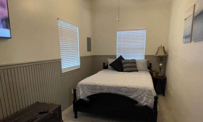Alexander Cottage | Near Horseshoe Lake,Illinois. Entire guest house w/1 garage & plenty of parking.