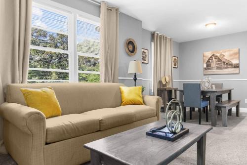 New Castle House | Convenient Stay Near Hospital & Dining - Beds on Broadmoor