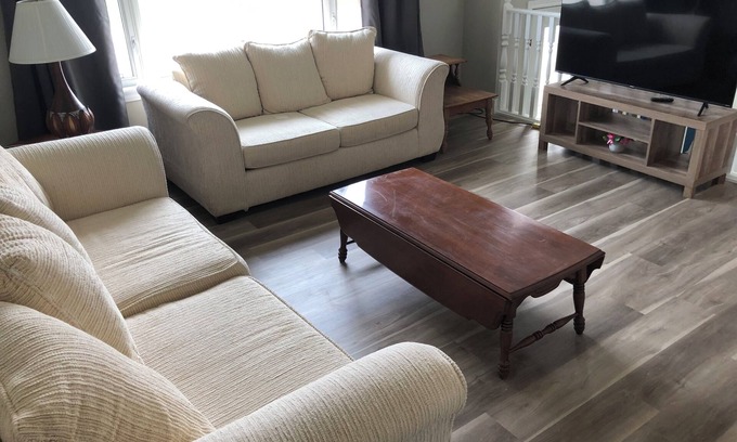 Hinton House | Perfect for Groups: Near Jasper Park Gates, Pet Friendly Stay