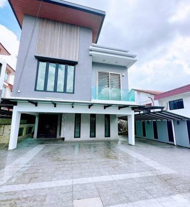 Central District Villa | Convenient Stay Near KSL Bungalow with BBQ and Karaoke