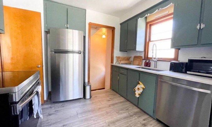 Garfield Heights House | Cozy Retreat Near National Park - Pet Friendly & Family Ready
