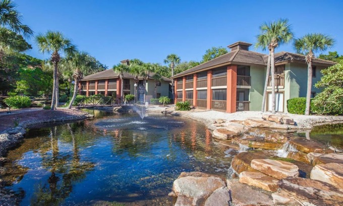 Palm Coast Hotel | Relaxing Getaway Near Ocean Art Gallery with Full Kitchen