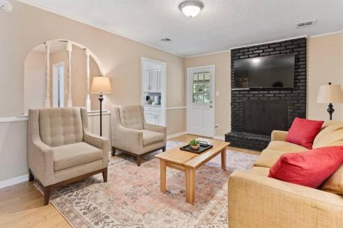 Gunter Afs House | Convenient Getaway Near Parks, Dining & Shopping - Glade Park Gem