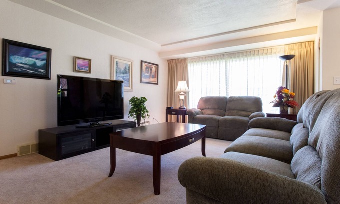 North Tabor House | Cozy Tabor Retreat: 2 Bedrooms with Kitchen & Breakfast