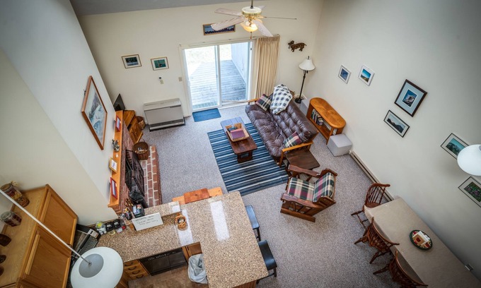 Plymouth House | Ideal Getaway Near PSU, Ice Castles & Skiing with Pool