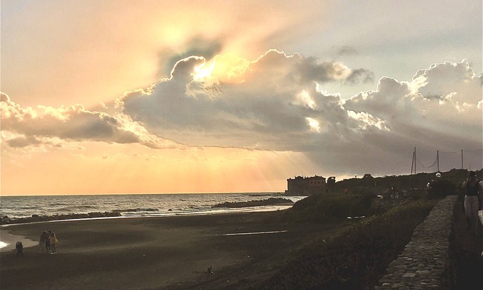 Marina di San Nicola House | Cozy Cottage Near Rome with Ocean Views, Steps from the Sea