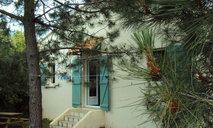 Ghisonaccia Cottage | Seaside Escape: Oceanfront Hotel with Spa & Pet-Friendly Amenities
