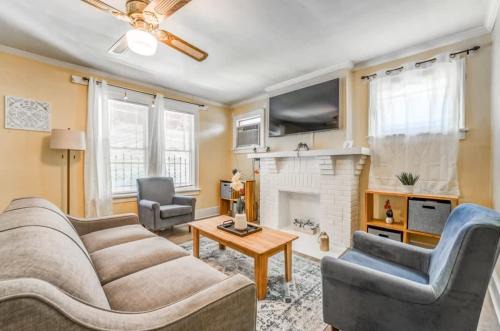 Vollintine-Evergreen House | Convenient Retreat in Midtown: Pet-Friendly & Close to Dining