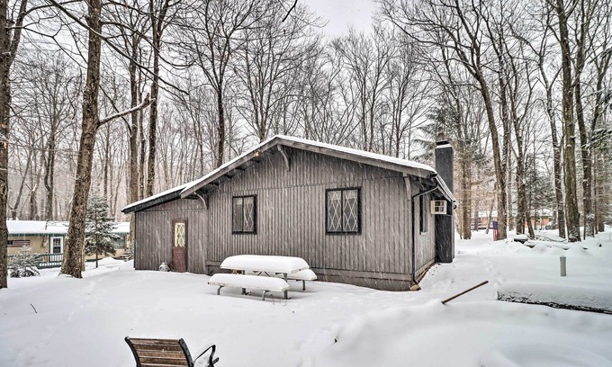 Locust Lake Village Cabin | Inviting Pocono Lake Cabin with Screened Patio & Bar