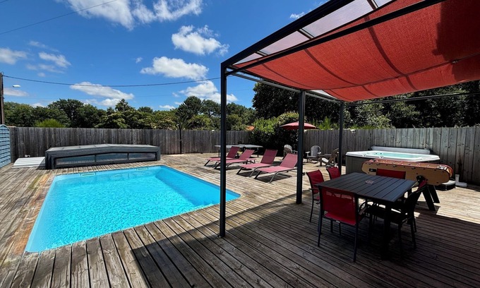 Grayan-Et-L'Hopital House | Cozy Villa near Soulac/Sea with Indoor Pool & Hot Tub