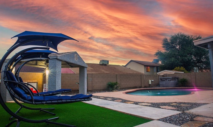 Maryvale House | Perfect Getaway Near Stadiums - Sleeps 10, Pet Friendly!
