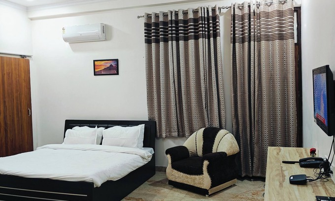 Gomti Nagar Apartment | Near Taj Hotel | Self-Cooking + Free Breakfast