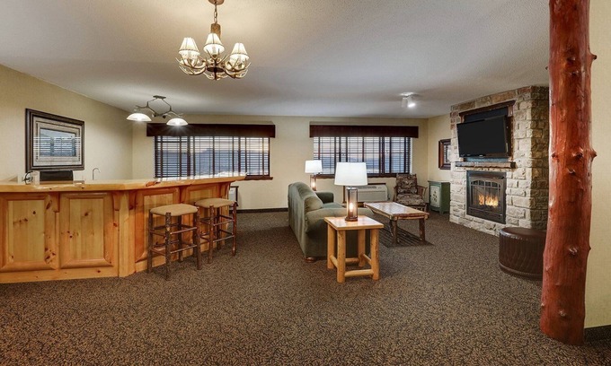 Moline Hotel | Comfortable Rooms Near TaxSlayer Center with 2 Pools