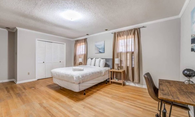Whitehaven House | Conveniently Located Holmesdale Hideout Near Graceland!