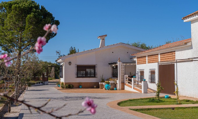 Ronda Cottage | Experience Comfort Near the Ascari Circuit with Great Amenities