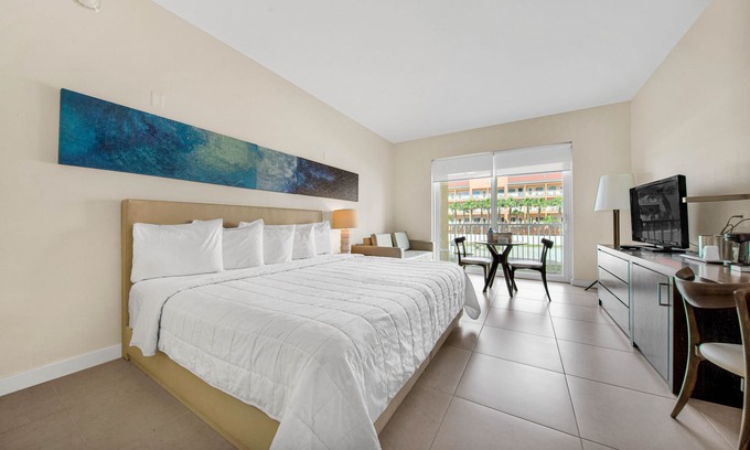 South Padre Island Hotel | Beachside Retreat with Free Parking and Inviting Amenities