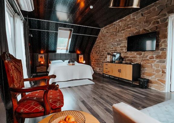 Torva Apartment | Lakefront Retreat: Apartment with Hot Tub & Sauna