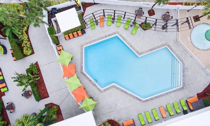 Florida Center Hotel | Convenient Rooms Near Local Attractions with Pool Access