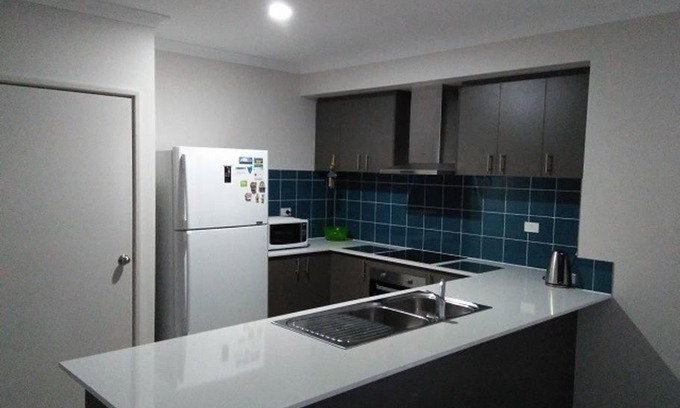 Maddington House | Convenient Hotel Near Train Station with Great Amenities