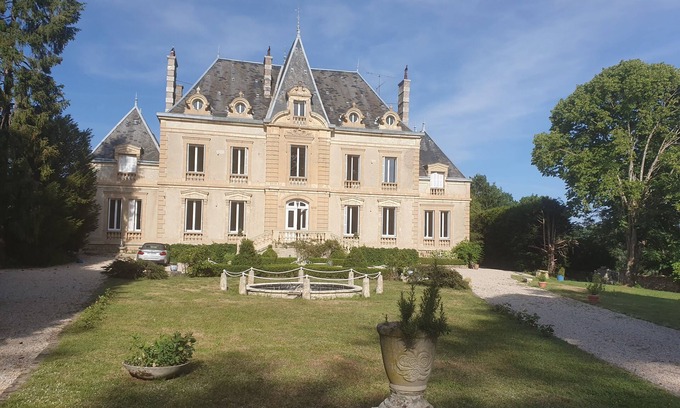 Amazy House | Tranquil Retreat near Vezelay with Pool and Scenic Views