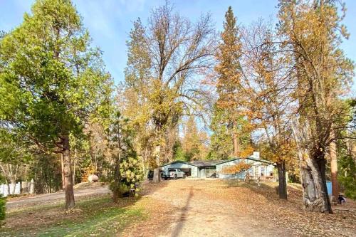 Oakhurst Villa | Unwind at a Creek-Front Retreat Near Yosemite