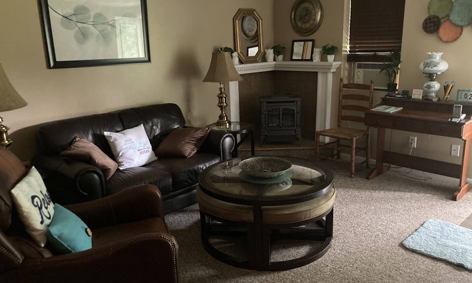 Lancaster Apartment | Cozy 1 Bedroom Apartment in Lancaster - Guest Rated 10/10