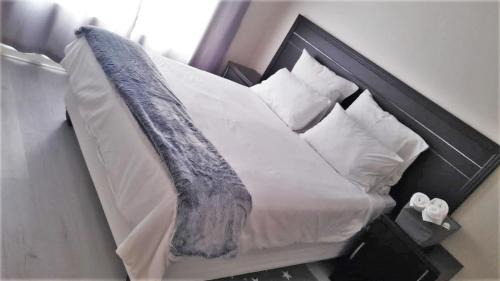 Grahamstown Villa | Cozy Neat Haven: Pet-Friendly Getaway with Breakfast & Hot Tub
