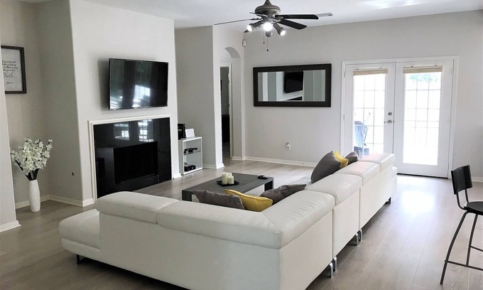 Cinco Ranch House | Ideal Stay Near Dining and Shopping with Pool & Spa
