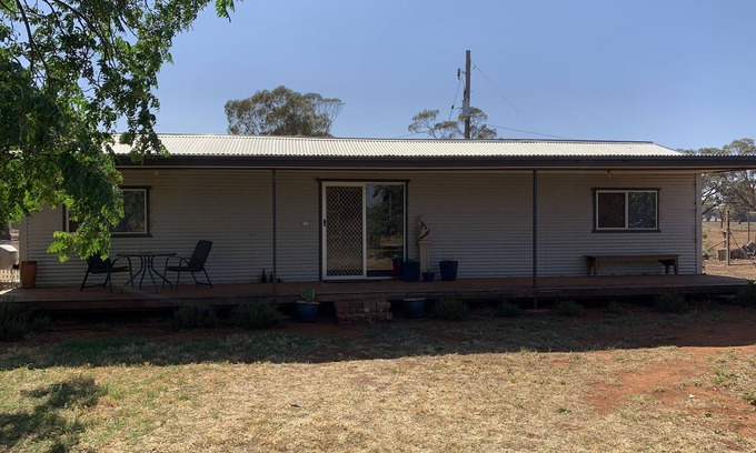 North Yalgogrin House | Neat Granny Flat with Pool and Family-Friendly Amenities