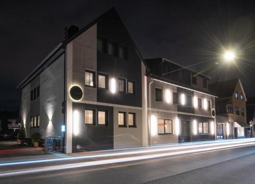 Edingen-Neckarhausen House | Discover Neckarperle: Pet-Friendly Stay with Dining & Breakfast