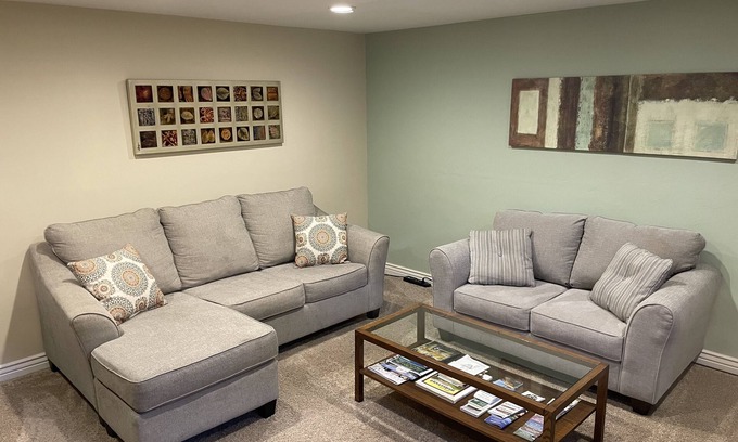 Nederland Apartment | Spacious Nederland Dual Level Apartment with Full Kitchen