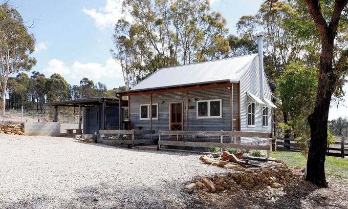 Carwoola Cottage | Perfect getaway: Eco-Friendly Retreat with Breakfast & Kitchen