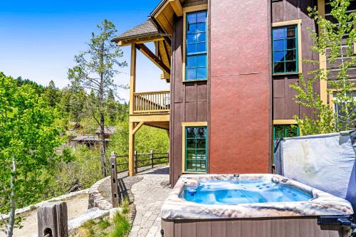 Tamarack Resort House | Speed into Comfort: Family-Friendly Hotel with Hot Tub
