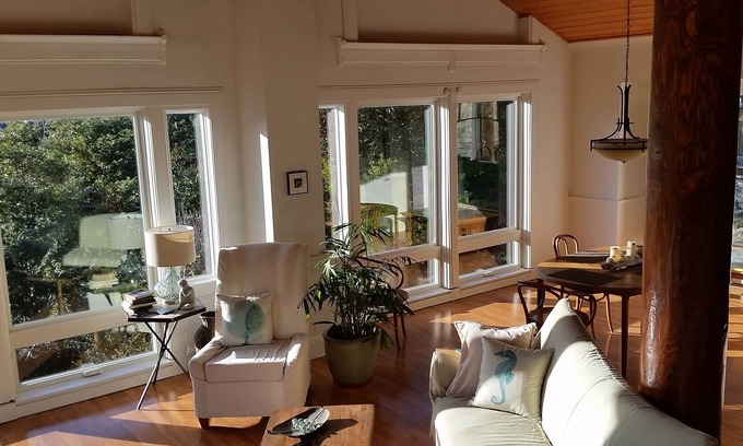Manchester House | Seaglass: Oceanview Retreat with Treehouse Vibe, Rated 9.8