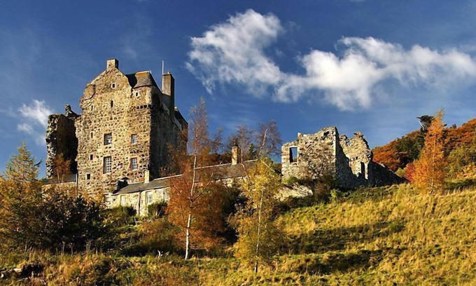 Peebles Cottage | Experience Neidpath Castle Barmkin by the River Tweed