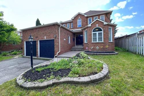 Barrie House | Cozy Neighborhood House in Barrie - 4-Star Comfort