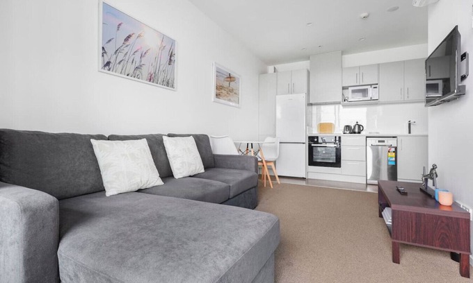 Manurewa Apartment | Neighborhood Hideaway with Air-con and Deck