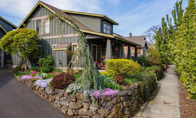 Hood River House | Cozy Neighborhood Nest: Ideal for Families and Relaxation