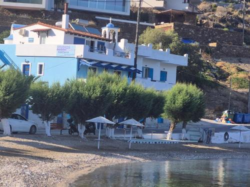 Fournoi Apartment | Beachfront Retreat: Nektaria with Ocean View & Breakfast