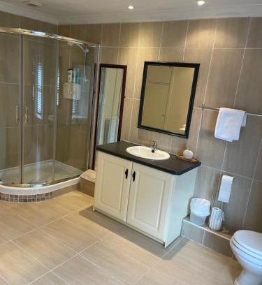Kingscourt Apartment | Beautiful Townhouse with Gardens and Family-Friendly Amenities