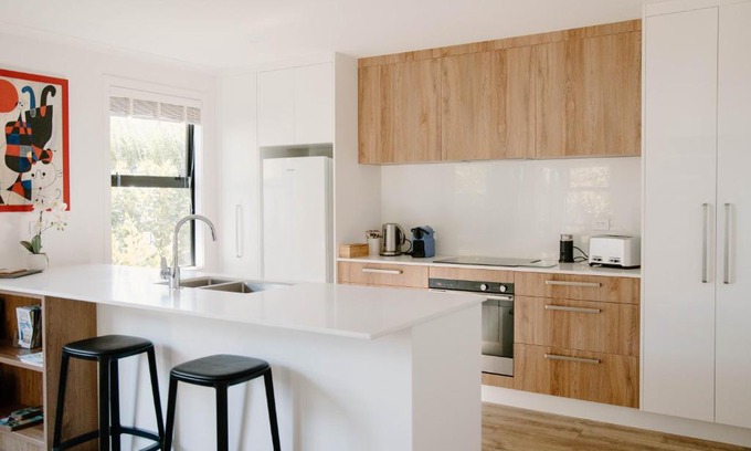 Nelson Apartment | Explore Nelson Central Town House: Family & Pet Friendly Stay