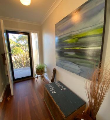 Mira Mar House | Nelson Cottage: Retro Retreat with Family & Pet-Friendly Perks