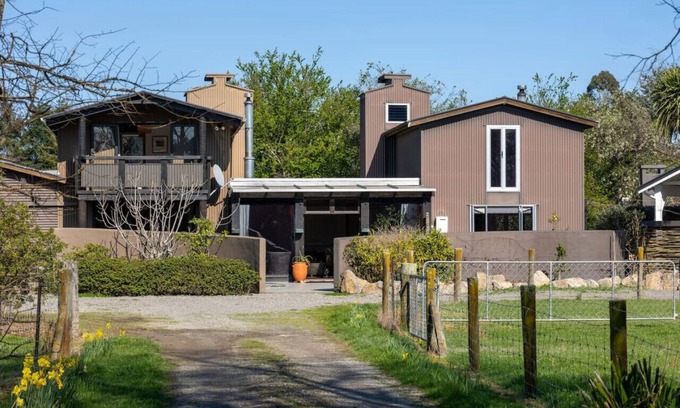 Brightwater House | Nelson Rural Retreat - 4bd getaway, spa pool, views, 20 mins from Nelson Airport