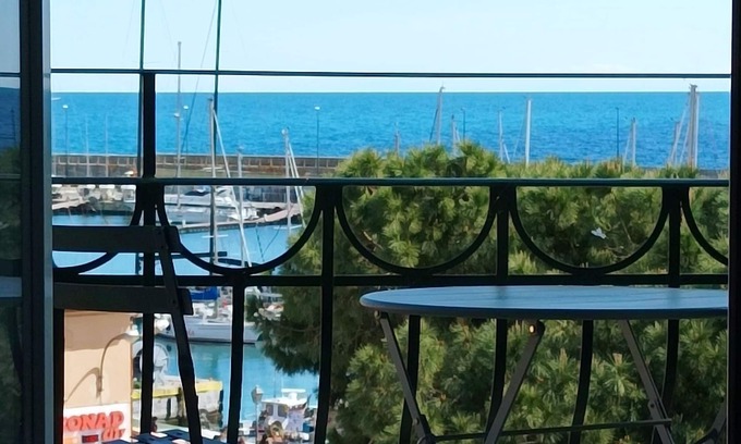 Sanremo Centre House | Seaside Escape at Nene's Home with Pool and Spa Amenities